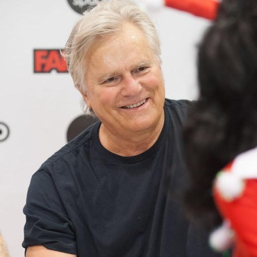 7 Potret Terbaru Aktor MacGyver dengan Rambut Penuh Uban & Tubuh Berisi