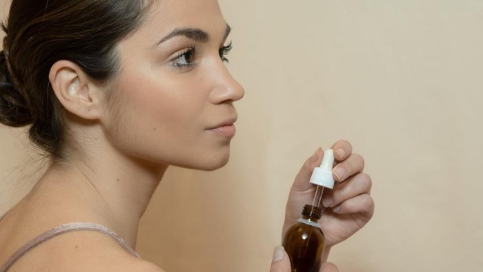 4 Kesalahan Pakai Face Oil Ini Cuma Bikin Duit dan Produknya Terbuang Percuma