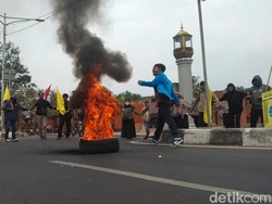 Aksi Mahasiswa Majalengka Tolak Harga BBM Naik: Tutup Jalan-Bakar Ban