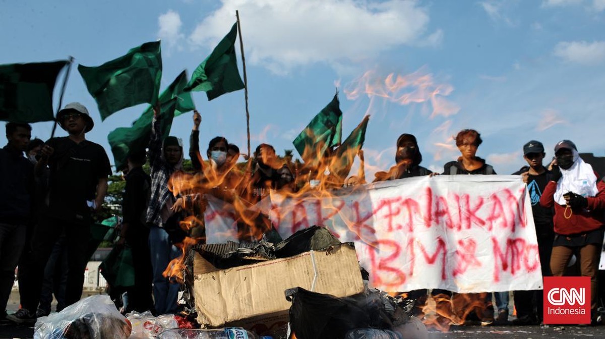 FOTO: Demo HMI Dan BEM Nusantara Tolak Kenaikan BBM Di Depan DPR