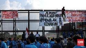 Massa Aksi Tolak Kenaikan Harga BBM di DPR Bubarkan Diri