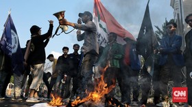 FOTO: Demo HMI Dan BEM Nusantara Tolak Kenaikan BBM Di Depan DPR