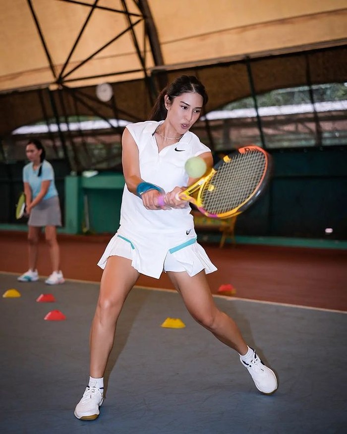 Artis cantik dan idola banyak orang, Dian Sastrowardoyo, membagikan momen bermain tenis lewat akun Instagram-nya. Sebagai penggemar olahraga, Dian tampak serius menekuni olahraga tenis ini. Gayanya sangat sporty, ya! / foto: Instagram.com/therealdisastr