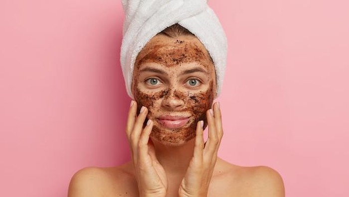Biar Beneran Glowing, Ini Cara Eksfoliasi Wajah dan Waktu yang Tepat untuk Lakukannya! Biar Beneran Glowing, Ini Cara Eksfoliasi Wajah dan Waktu yang Tepat untuk Lakukannya!