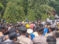 Demo Harga BBM Naik di DPRD Bone Ricuh, Mahasiswa-Polisi Saling Dorong