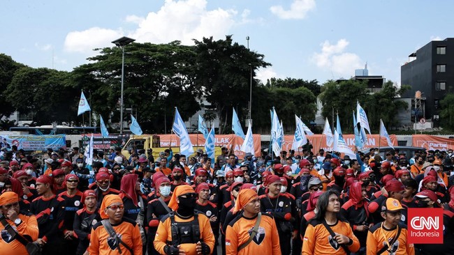 Puluhan ribu buruh bakal menggelar aksi nasional secara serentak di 34 provinsi di Indonesia pada Selasa, 4 Oktober 2022 menuntut harga BBM turun.