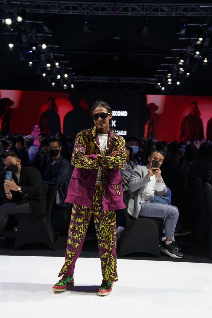 Jika sebelumnya di jalanan Dukuh Atas, kini Bonge tampil edgy saat jadi model koleksi kolaborasi label Danjyo Hiyoji dengan 3Second di acara JF3 2022. Foto: Danjyo Hiyoji