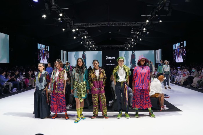Pemuda asal Cilebut ini pun tampak berbagi panggung bersama para model dan fashion influencers. Foto: Danjyo Hiyoji