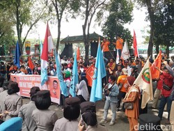 Demo Buruh Tolak Kenaikan Harga BBM di DPRD Sumut: Yang Miskin Makin Miskin