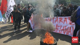 Demo Tolak Kenaikan BBM, Mahasiswa Bakar Ban di Patung Kuda