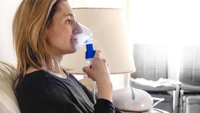 Viralnya video emak-emak yang ramai-ramai yang sibuk inhalasi hidrogen menimbulkan banyak pertanyaan, termasuk soal keamanan. Ada bahaya inhalasi hidrogen.