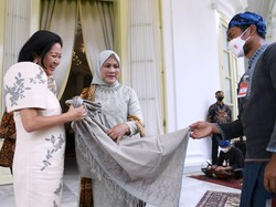 Iriana Beri Kenang-kenangan Kain Tenun Badui ke Istri Presiden Filipina
