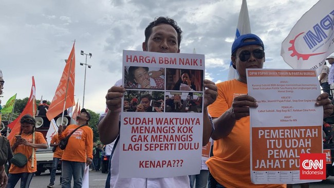 Massa buruh Jawa Timur menyindir Ketum PDIP Megawati Soekarnoputri tidak menangis seperti dulu saat Presiden SBY menaikkan harga BBM.
