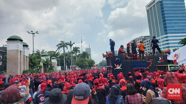 Massa buruh tak cuma membawa tuntutan menolak kenaikan harga BBM di depan kompleks MPR/DPR RI, Jakarta, Selasa (6/9). Buruh turut nenuntut kenaikan UMK.