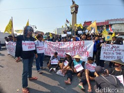 Demo Harga BBM, Massa PMII Sukoharjo Sempat Blokade Jalan Tugu Kartasura
