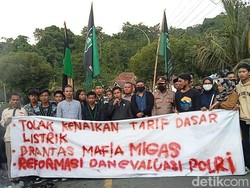 Demo BBM di Palopo, Warga Ikut Orasi Bersama Mahasiswa