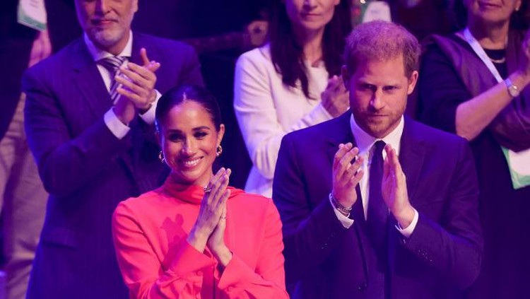 MANCHESTER, ENGLAND - SEPTEMBER 05: Meghan, Duchess of Sussex and Prince Harry, Duke of Sussex clapping during the Opening Ceremony of the One Young World Summit 2022 at The Bridgewater Hall on September 05, 2022 in Manchester, England. The annual One Young World Summit brings together more than two thousand of the brightest young leaders from every country and sector, working to accelerate social impact both in-person and digitally. Meghan is a counsellor for the organisation, alongside Justin Trudeau, Sir Richard Branson, and Jamie Oliver, among others. (Photo by Chris Jackson/Getty Images)