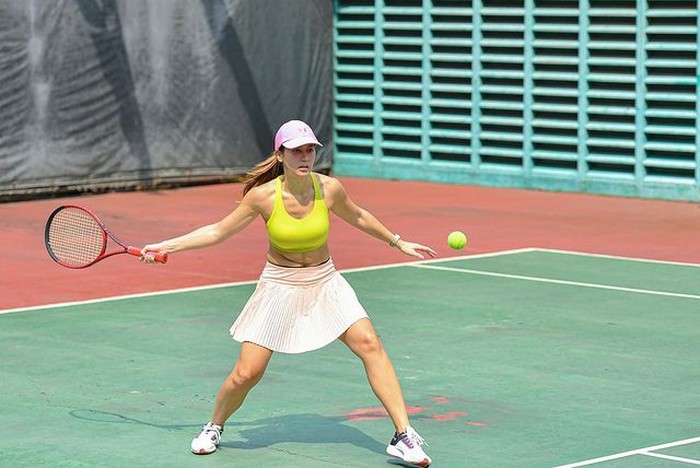 Pemeran Sri Asih, Pevita Pearce, memang dikenal sangat menyukai olahraga. Ia bahkan membentuk otot-otot pada tubuhnya. Saat Pevita membagikan momen ia bermain tenis, netizen berkomentar bahwa ia terlihat seperti atlet tenis. / Foto: Instagram.com/pevpearce