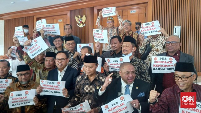 Fraksi Partai Kesejahteraan Sosial (PKS) melakukan walk out dengan menyatakan menolak kenaikan harga BBM saat rapat paripurna DPR RI.