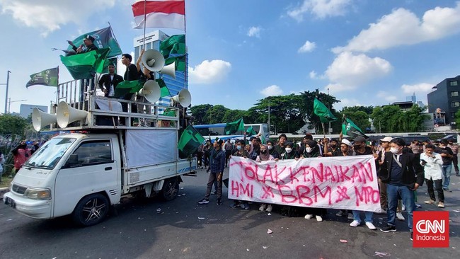 Puluhan mahasiswa dari sejumlah perguruan tinggi mulai berdatangan menggelar unjuk rasa menolak kenaikan harga BBM di depan kompleks parlemen, Selasa (6/9).