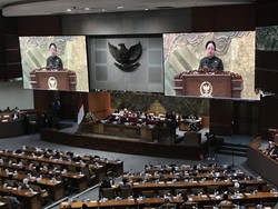 Melihat Lagi Perayaan Ultah Puan Saat Rakyat Demo Kenaikan BBM di DPR