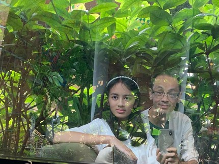 Peringati 1 Tahun Reza Gunawan Wafat, Dewi 'Dee' Tabur Mawar Putih di Lokasi Abu Sang Suami