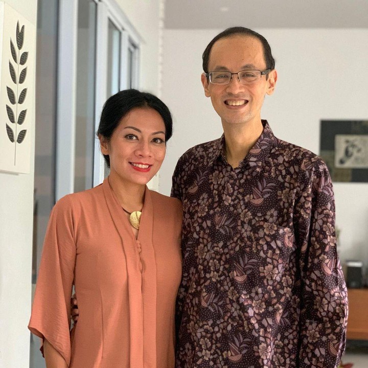 <p>Dewi Lestari menikah dengan Reza Gunawan pada 2008 lalu, setelah ia bercerai dari Marcell Siahaan. Reza Gunawan merupakan seorang praktisi di bidang kesehatan. Ia adalah pelatih untuk Tapas Acupressure Technique (TAT).(Foto: Instagram @rezagunawan)</p>