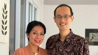 <p>Dewi Lestari menikah dengan Reza Gunawan pada 2008 lalu, setelah ia bercerai dari Marcell Siahaan.&nbsp;Reza Gunawan merupakan seorang praktisi di bidang kesehatan. Ia adalah pelatih untuk&nbsp;Tapas Acupressure Technique (TAT).(Foto: Instagram @rezagunawan)</p>