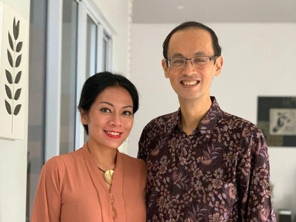 7 Potret Reza Gunawan Semasa Hidup Bersama Sang Istri Dewi Lestari & Anak