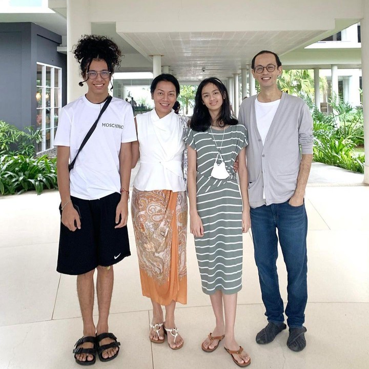<p>Reza Gunawan dan personel trio vokal Rida Sita Dewi hidup bahagia bersama anak laki-laki dan perempuan bernama Keenan Avalokita Kirana dan Atisha Prajna Tiara yang kini sudah dewasa. (Foto: Instagram @rezagunawan)</p>