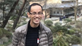 Dewi Lestari Antar Jenazah Reza Gunawan Menuju Krematorium