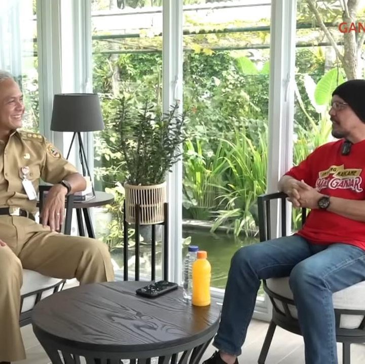 <p>Rumah ini juga dilengkapi tempat bersantai di pinggir kolam ikan, terlihat sangat nyaman, ya, Bunda. (Foto: YouTube Ganjar Pranowo)</p>