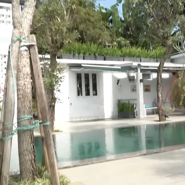 <p>Tak hanya itu, ia juga memiliki kolam renang yang cukup luas. Kolam renangnya juga menghadap langsung ke Gunung Slamet, lho. Indah sekali, ya, Bunda. (Foto: YouTube Ganjar Pranowo)</p>