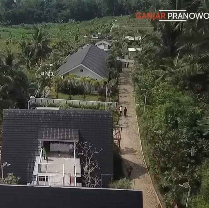 <p>Bunda, pastinya tidak asing dengan salah satu jurnalis sekaligus pembawa acara yang satu ini, Andy Flores Noya. Kini, kabarnya ia menetap di rumahnya yang super luas di daerah Cilongok, Banyumas, lho, Bunda. (Foto: YouTube Ganjar Pranowo)</p>