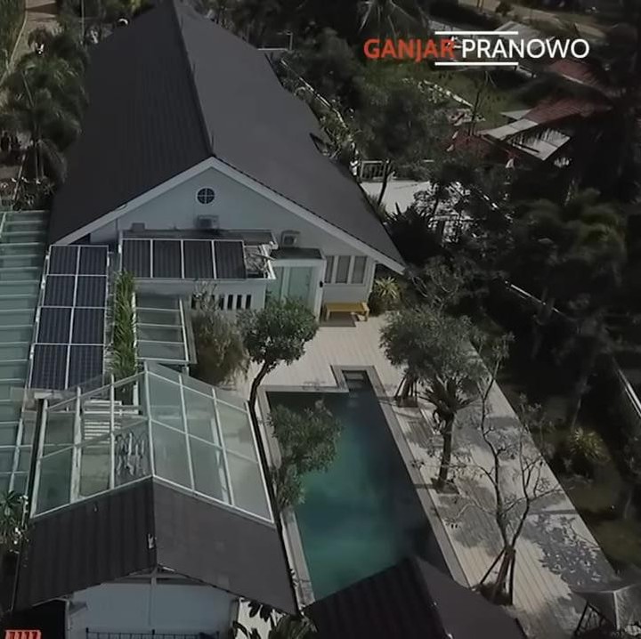 <p>Tahukah Bunda? Jarak antara pagar dan rumahnya juga cukup jauh, lho. Pasalnya rumah jurnalis yang satu ini memiliki luas 1 hektare. (Foto: YouTube Ganjar Pranowo)</p>