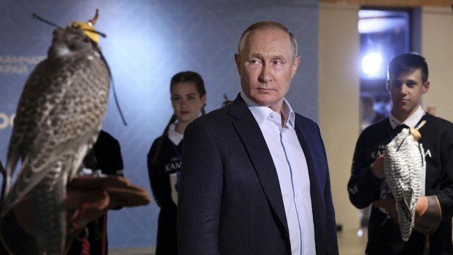 Presiden Rusia Vladimir Putin mengklaim China akan membeli gas dari Gazprom dan membayarnya dengan mata uang yuan dan rubel.