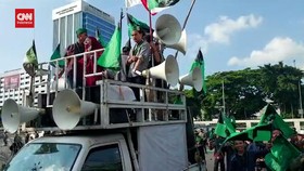 VIDEO: Momen Emak-emak Ikut Orasi Tolak Kenaikan Harga BBM di DPR