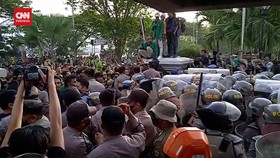 VIDEO: Demo Kenaikan BBM di Samarinda, Pedemo dan Polisi Saling Dorong