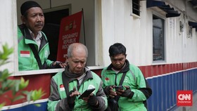 FOTO: Harap Cemas Pengemudi Tunggu Pengumuman Tarif Baru Ojol
