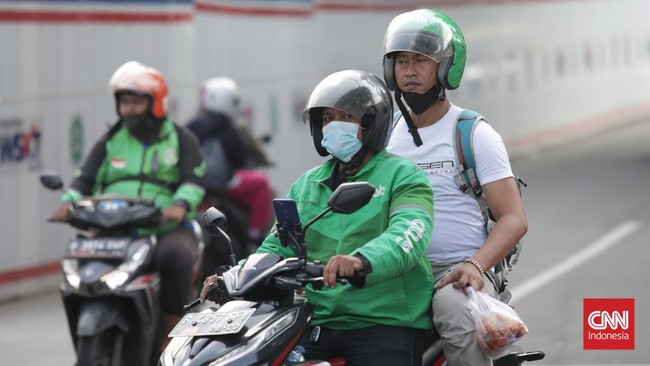 Ekonom melihat daya beli kelas menengah yang berjumlah 40 persen akan terguncang kenaikan harga BBM dan tarif ojol.