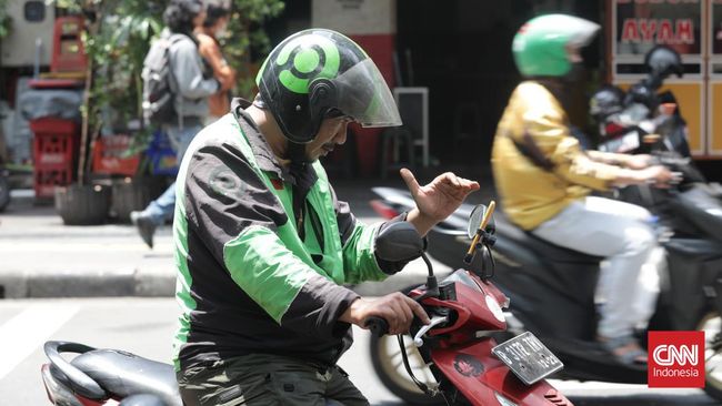 Gubernur Jawa Timur Khofifah Indar Parawansa menggratiskan pajak kendaraan bermotor untuk mikrolet dan ojol demi ringankan beban masyarakat saat BBM naik.