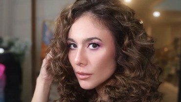 img-title Tampil Berambut Keriting, Wulan Guritno Bikin Kelepek-kelepek