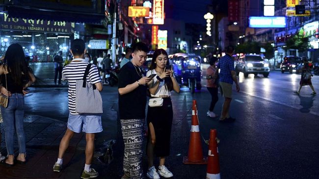 Beredar unggahan video yang memperlihatkan turis tersebut tengah dimarahi dan diserang oleh seorang pria yang berprofesi sebagai pemandu wisata di Thailand.