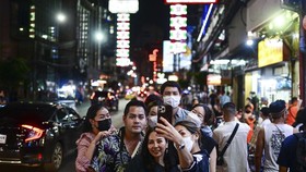 FOTO: Kulineran di Yaowarat Road, Salah Satu Jalan Terkeren di Dunia