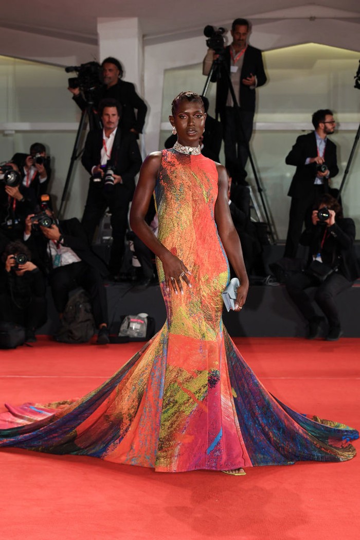 Dari sekian gaun yang dipakai Jodie Turner, busana multiwarna dalam siluet yang dramatis rancangan Christopher John Rodger ini jadi yang paling memorable.Foto: Mondadori Portfolio via Getty Im/Mondadori Portfolio