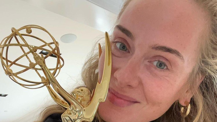 Adele Dapat Piala Emmy