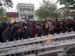 Ricuh Demo Kenaikan Harga BBM di Malioboro hingga Gerbang DPRD DIY Roboh