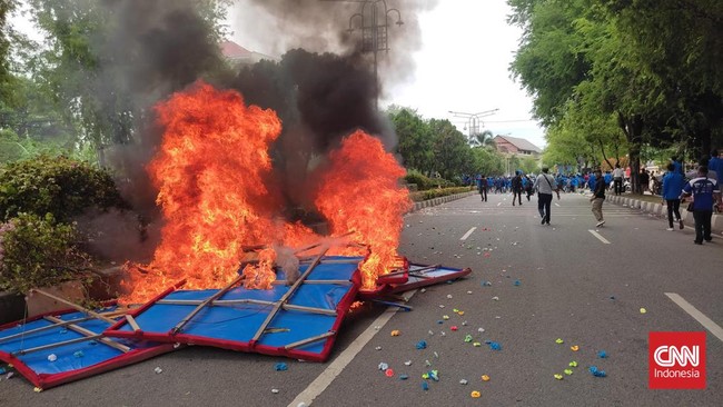 Tiga personel polisi terluka saat mengamankan demo tolak kenaikan BBM di Aceh.