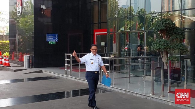 Kericuhan antara relawan Anies Baswedan dengan jurnalis terjadi saat Gubernur DKI Jakarta itu keluar dari Gedung KPK usai diperiksa.