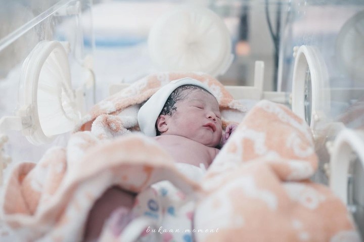 Tarra Budiman dan Gya Sadiqah baru saja dikaruniai anak kedua pada awal bulan september ini. Intip potret-potret Kayma yang baru lahir di sini yuk, Bunda.